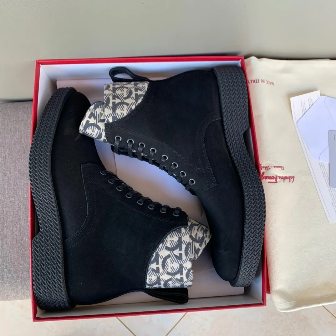 [Ferragamo] Top P: 1000💰 Number of yards: 39~44 (38.45 custom-made, non-returnable) Ferragamo winter series, original 1:1 development, casual men's short boots. Made with heavy investment, shoes and boots are made of imported cowhide + imported Ferragamo special fabric. Black cowhide lining that is not easily deformed. Wear-resistant rubber outsole, black cowhide, black open edge beads, black frosted, brown suede. Factory craftsmanship, perfect products are only prepared for you who know taste! Any comparison is welcome!